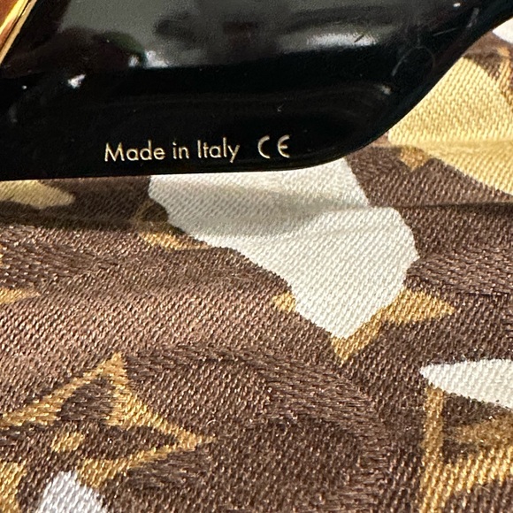 Louis Vuitton sunglasses some scratches on inner part as indicated - Picture 6 of 16